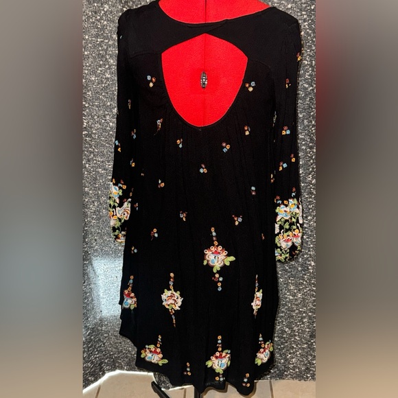 Free people, black embroidered dress w/ pockets - Picture 2 of 2